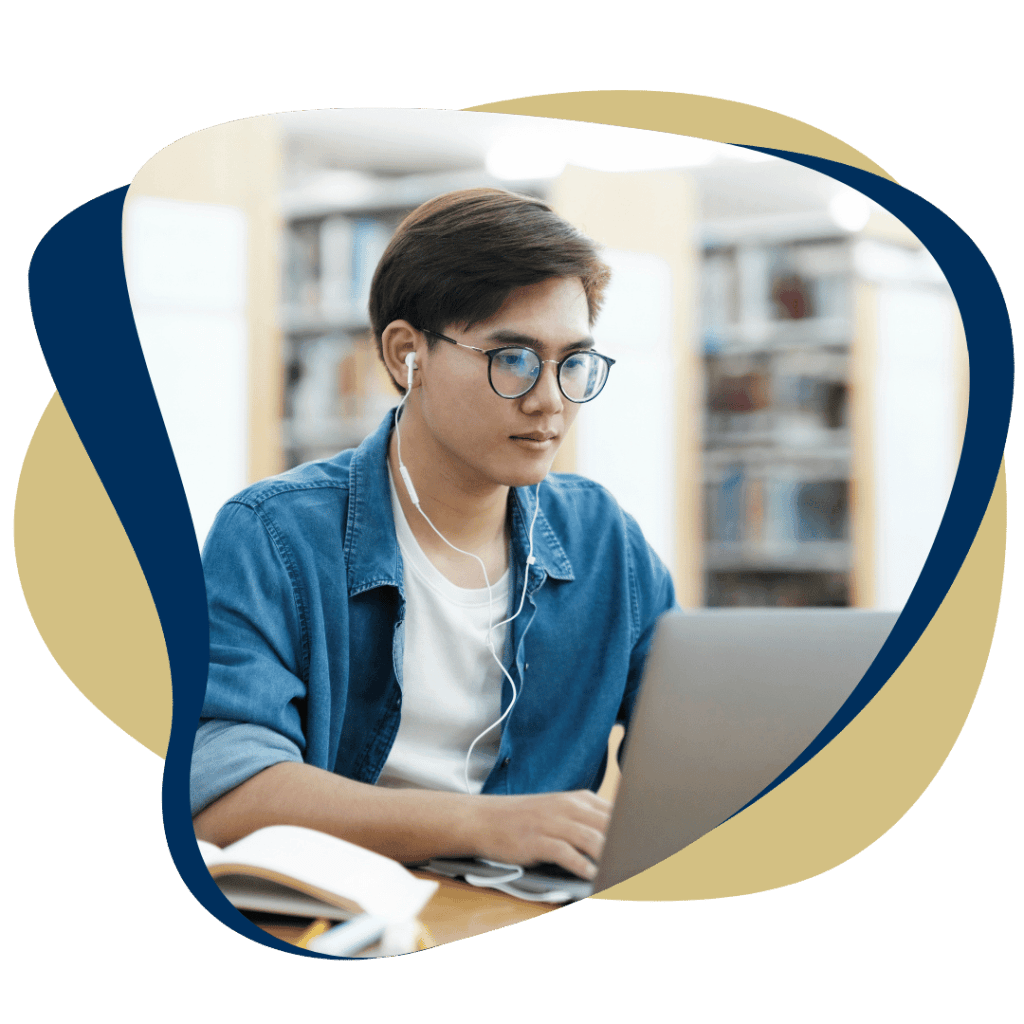 Joven con gafas y audífonos trabajando en una computadora portátil